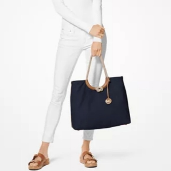 NWT. MICHAEL KORS
Isla Ring Shoulder Tote - Picture 1 of 7